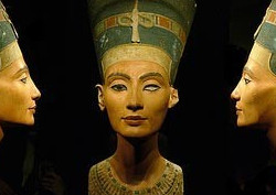Почему у скульптуры Нефертити один глаз?